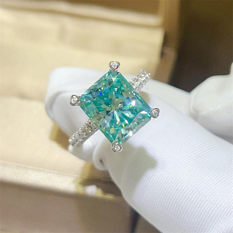 LuxeJewels™ – ParaGreen Royal – 5K Moissanite Signature Ring