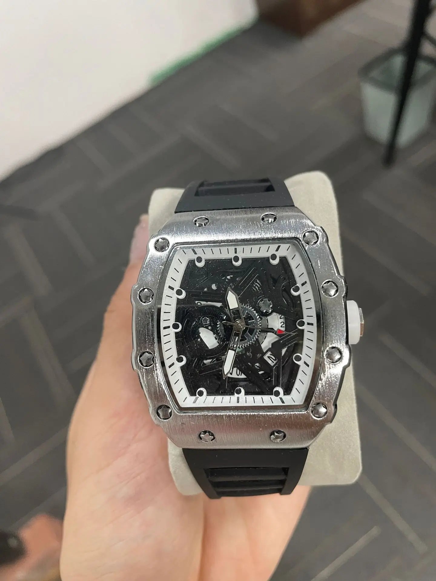 Pentagram Luminous Wine Barrel Shaped Male Fashion Quartz Clock