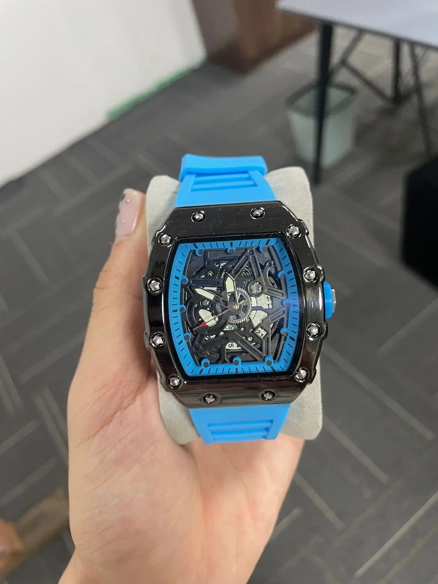 Pentagram Luminous Wine Barrel Shaped Male Fashion Quartz Clock