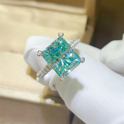 LuxeJewels™ – ParaGreen Royal – 5K Moissanite Signature Ring
