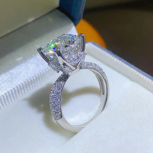 5 Carat Moissanite Ring – Classic 18K White Gold Sparkle